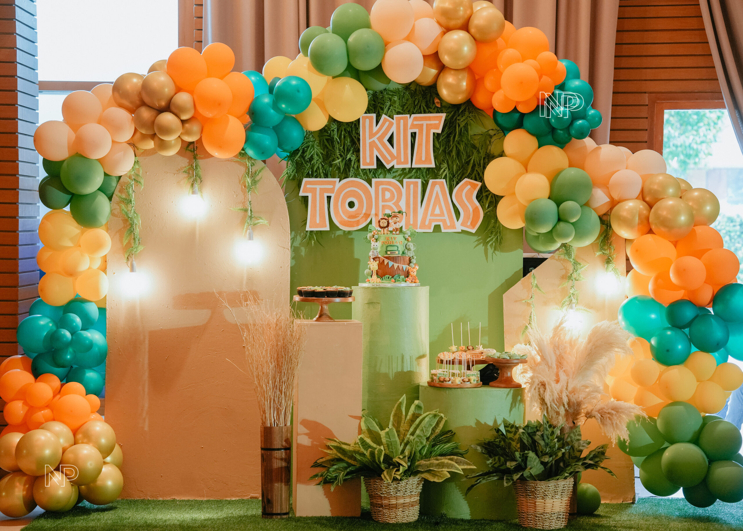 Trending birthday themes for kids – Safari party decor in the Philippines with wild animal decor and tropical colors