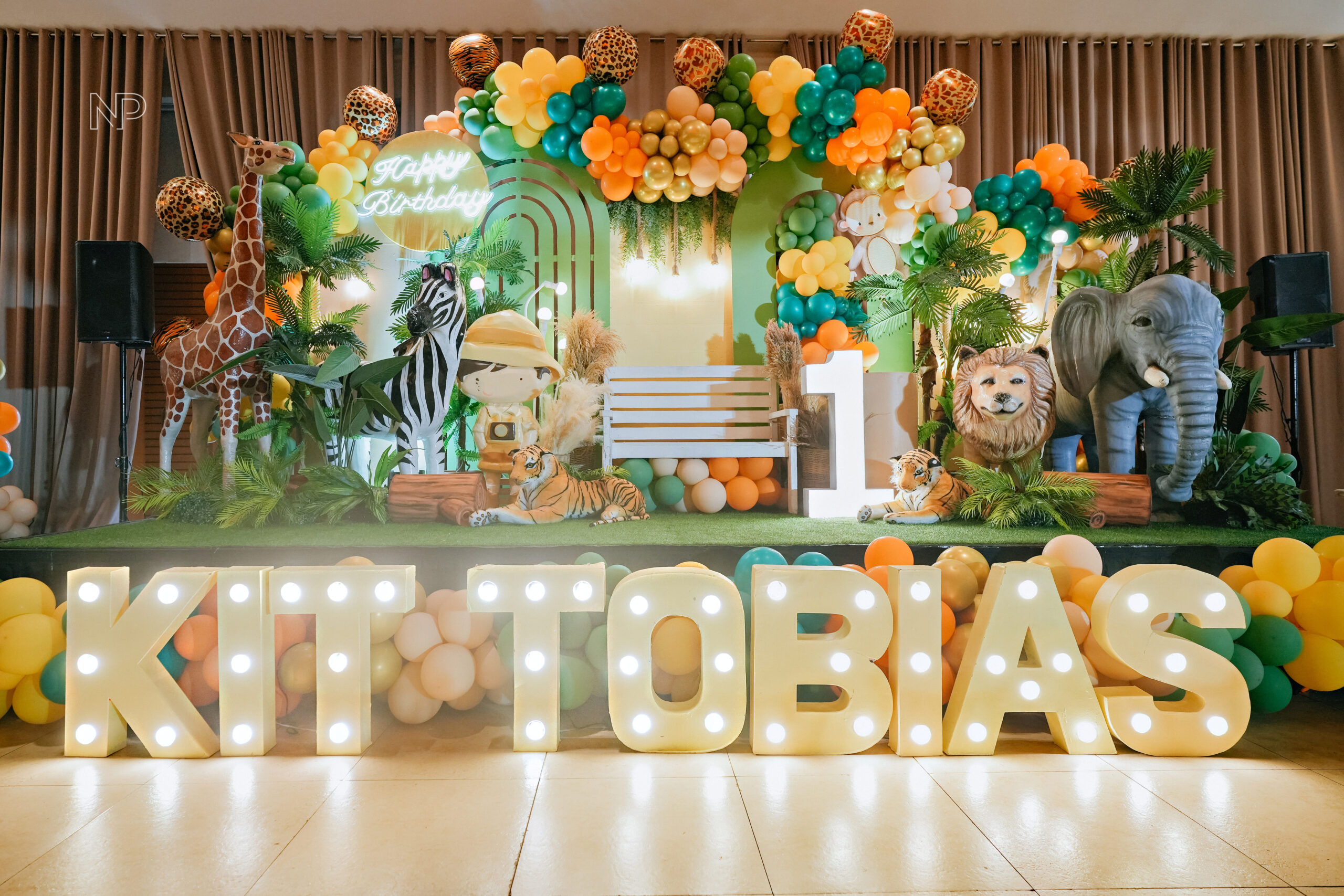 Trending birthday themes for kids – Safari party decor in the Philippines with wild animal decor and tropical colors